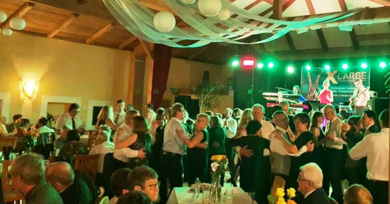 X-Large die Hochzeitsmusik und Hochzeitsband aus Oberösterreich spielt zahlreiche Bälle, Hochzeiten, Firmenevents, Galas, Silvestergala auch in OÖ, Innviertel, Hausruckviertel, Salzkammergut, Linz, Leonding, Steyr, Wilhering, Rohrbach, Eferding, Grieskirchen, Attersee, Oberösterreich, Mühlviertel, Niederösterreich, Salzburg, Bayern, Passau und Tirol. Ab sofort gibt es eine Fotobox