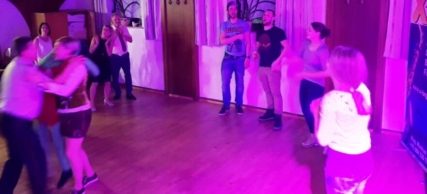 X-Large die Hochzeitsmusik und Hochzeitsband aus Oberösterreich spielt zahlreiche Bälle, Hochzeiten, Firmenevents, Galas, Silvestergala auch in OÖ, Hausruckviertel, Salzkammergut, Oberösterreich, Mühlviertel, Niederösterreich, Salzburg, Bayern, Niederbayern, Passau und Tirol