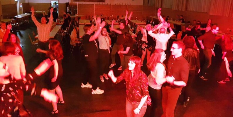 X-Large die Hochzeitsmusik und Hochzeitsband aus Oberösterreich spielt zahlreiche Bälle, Hochzeiten, Firmenevents, Galas, Silvestergala auch in OÖ, Hausruckviertel, Salzkammergut, Oberösterreich, Mühlviertel, Niederösterreich, Salzburg, Bayern, Niederbayern, Passau und Tirol