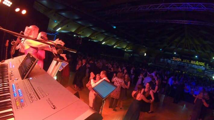 X-Large die Hochzeitsmusik und Hochzeitsband aus Oberösterreich spielt zahlreiche Bälle, Hochzeiten, Firmenevents, Galas, Silvestergala auch in OÖ, Innviertel, Hausruckviertel, Salzkammergut, Linz, Leonding, Steyr, Wilhering, Rohrbach, Eferding, Grieskirchen, Attersee, Oberösterreich, Mühlviertel, Niederösterreich, Salzburg, Bayern, Passau und Tirol. Ab sofort gibt es eine Fotobox.