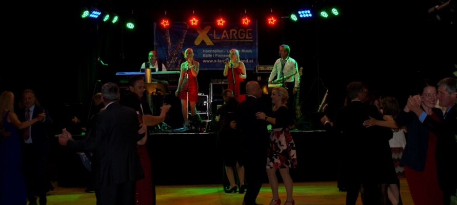 X-Large die Hochzeitsmusik und Hochzeitsband aus Oberösterreich spielt zahlreiche Bälle, Hochzeiten, Firmenevents, Galas, Silvestergala auch in OÖ, Innviertel, Hausruckviertel, Salzkammergut, Linz, Leonding, Steyr, Wilhering, Rohrbach, Eferding, Grieskirchen, Attersee, Oberösterreich, Mühlviertel, Niederösterreich, Salzburg, Bayern, Passau und Tirol. Ab sofort gibt es eine Fotobox.