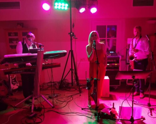 X-Large die Hochzeitsmusik und Hochzeitsband aus Oberösterreich spielt zahlreiche Bälle, Hochzeiten, Firmenevents, Galas, Silvestergala auch in OÖ, Innviertel, Oberösterreich, Mühlviertel, Hausruckviertel, Salzkammergut, Niederösterreich, Salzburg, Bayern, Passau und Tirol. Ab sofort gibt es eine Fotobox.