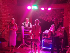 X-Large die Hochzeitsmusik und Hochzeitsband aus Oberösterreich spielt zahlreiche Bälle, Hochzeiten, Firmenevents, Galas, Silvestergala auch in OÖ, Innviertel, Hausruckviertel, Salzkammergut, Linz, Oberösterreich, Mühlviertel, Niederösterreich, Salzburg, Bayern, Passau und Tirol