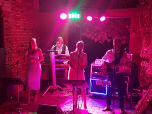 X-Large die Hochzeitsmusik und Hochzeitsband aus Oberösterreich spielt zahlreiche Bälle, Hochzeiten, Firmenevents, Galas, Silvestergala auch in OÖ, Innviertel, Hausruckviertel, Salzkammergut, Linz, Leonding, Steyr, Wilhering, Rohrbach, Eferding, Grieskirchen, Attersee, Oberösterreich, Mühlviertel, Niederösterreich, Salzburg, Bayern, Passau und Tirol