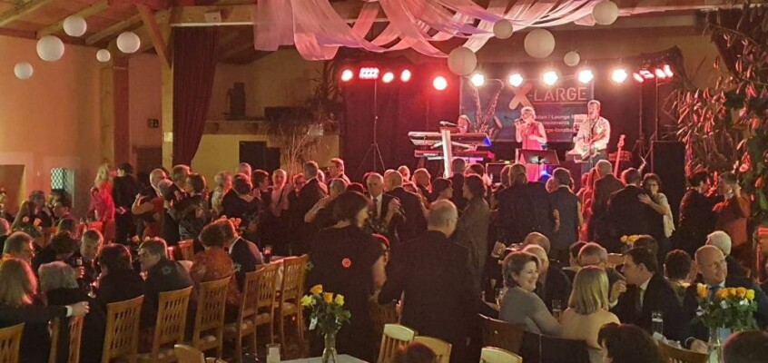 X-Large die Hochzeitsmusik und Hochzeitsband aus Oberösterreich spielt zahlreiche Bälle, Hochzeiten, Firmenevents, Galas, Silvestergala auch in OÖ, Innviertel, Hausruckviertel, Salzkammergut, Linz, Leonding, Steyr, Wilhering, Rohrbach, Eferding, Grieskirchen, Attersee, Oberösterreich, Mühlviertel, Niederösterreich, Salzburg, Bayern, Passau und Tirol. Ab sofort gibt es eine Fotobox