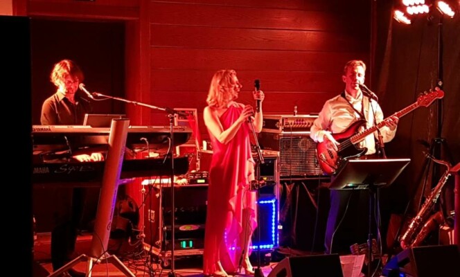 X-Large die Hochzeitsmusik und Hochzeitsband aus Oberösterreich spielt zahlreiche Bälle, Hochzeiten, Firmenevents, Galas, Silvestergala auch in OÖ, Hausruckviertel, Salzkammergut, Oberösterreich, Mühlviertel, Niederösterreich, Salzburg, Bayern, Niederbayern, Passau und Tirol