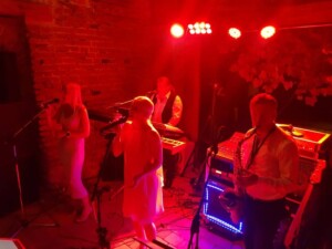 X-Large die Hochzeitsmusik und Hochzeitsband aus Oberösterreich spielt zahlreiche Bälle, Hochzeiten, Firmenevents, Galas, Silvestergala auch in OÖ, Innviertel, Linz, Oberösterreich, Mühlviertel, Hausruckviertel, Salzkammergut, Niederösterreich, Salzburg, Bayern, Passau und Tirol