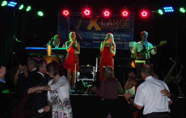 X-Large die Hochzeitsmusik und Hochzeitsband aus Oberösterreich spielt zahlreiche Bälle, Hochzeiten, Firmenevents, Galas, Silvestergala auch in OÖ, Innviertel, Hausruckviertel, Salzkammergut, Linz, Leonding, Steyr, Wilhering, Rohrbach, Eferding, Grieskirchen, Attersee, Oberösterreich, Mühlviertel, Niederösterreich, Salzburg, Bayern, Passau und Tirol. Ab sofort gibt es eine Fotobox.
