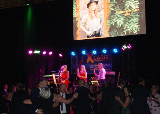 X-Large die Hochzeitsmusik und Hochzeitsband aus Oberösterreich spielt zahlreiche Bälle, Hochzeiten, Firmenevents, Galas, Silvestergala auch in OÖ, Innviertel, Hausruckviertel, Salzkammergut, Linz, Leonding, Steyr, Wilhering, Rohrbach, Eferding, Grieskirchen, Attersee, Oberösterreich, Mühlviertel, Niederösterreich, Salzburg, Bayern, Passau und Tirol. Ab sofort gibt es eine Fotobox.