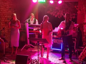 X-Large die Hochzeitsmusik und Hochzeitsband aus Oberösterreich spielt zahlreiche Bälle, Hochzeiten, Firmenevents, Galas, Silvestergala auch in OÖ, Innviertel, Hausruckviertel, Salzkammergut, Linz, Oberösterreich, Mühlviertel, Niederösterreich, Salzburg, Bayern, Passau und Tirol