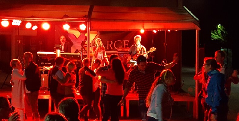 Partystimmung beim Dorffest mit der Band X-Large aus Oberösterreich