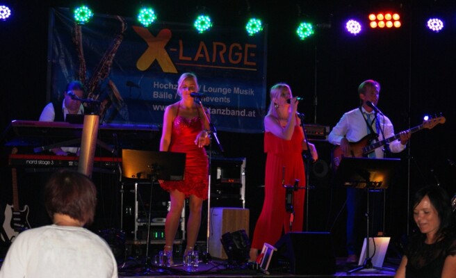 X-Large die Hochzeitsmusik und Hochzeitsband aus Oberösterreich spielt zahlreiche Bälle, Hochzeiten, Firmenevents, Galas, Silvestergala auch in OÖ, Innviertel, Hausruckviertel, Salzkammergut, Linz, Leonding, Steyr, Wilhering, Rohrbach, Eferding, Grieskirchen, Attersee, Oberösterreich, Mühlviertel, Niederösterreich, Salzburg, Bayern, Passau und Tirol. Ab sofort gibt es eine Fotobox.