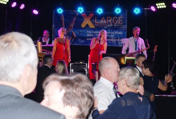X-Large die Hochzeitsmusik und Hochzeitsband aus Oberösterreich spielt zahlreiche Bälle, Hochzeiten, Firmenevents, Galas, Silvestergala auch in OÖ, Innviertel, Hausruckviertel, Salzkammergut, Linz, Leonding, Steyr, Wilhering, Rohrbach, Eferding, Grieskirchen, Attersee, Oberösterreich, Mühlviertel, Niederösterreich, Salzburg, Bayern, Passau und Tirol. Ab sofort gibt es eine Fotobox.