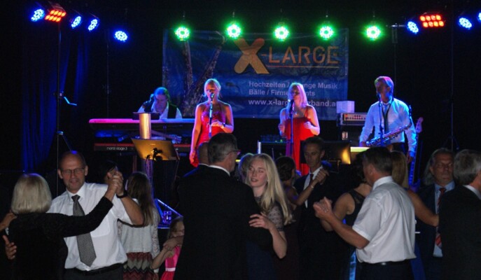 X-Large die Hochzeitsmusik und Hochzeitsband aus Oberösterreich spielt zahlreiche Bälle, Hochzeiten, Firmenevents, Galas, Silvestergala auch in OÖ, Innviertel, Hausruckviertel, Salzkammergut, Linz, Leonding, Steyr, Wilhering, Rohrbach, Eferding, Grieskirchen, Attersee, Oberösterreich, Mühlviertel, Niederösterreich, Salzburg, Bayern, Passau und Tirol. Ab sofort gibt es eine Fotobox.