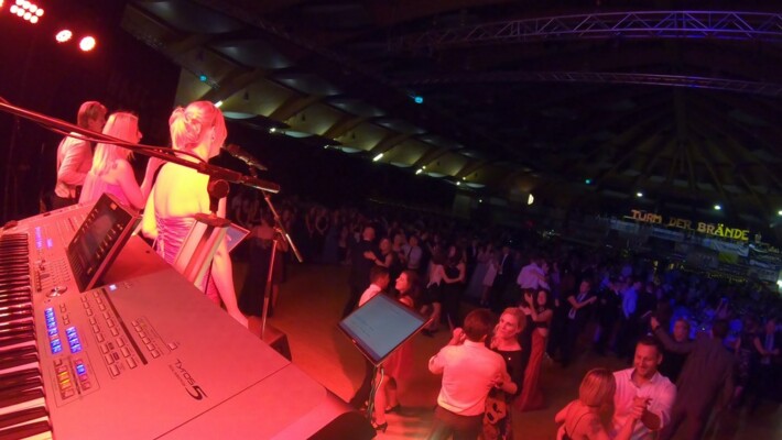 X-Large die Hochzeitsmusik und Hochzeitsband aus Oberösterreich spielt zahlreiche Bälle, Hochzeiten, Firmenevents, Galas, Silvestergala auch in OÖ, Innviertel, Hausruckviertel, Salzkammergut, Linz, Leonding, Steyr, Wilhering, Rohrbach, Eferding, Grieskirchen, Attersee, Oberösterreich, Mühlviertel, Niederösterreich, Salzburg, Bayern, Passau und Tirol. Ab sofort gibt es eine Fotobox.