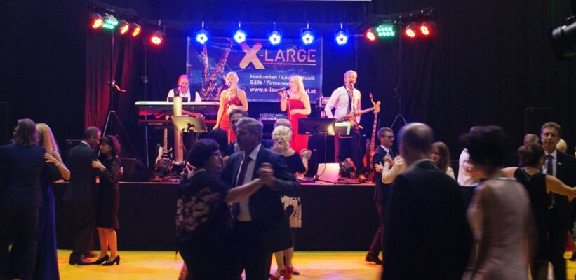 X-Large die Hochzeitsmusik und Hochzeitsband aus Oberösterreich spielt zahlreiche Bälle, Hochzeiten, Firmenevents, Galas, Silvestergala auch in OÖ, Innviertel, Hausruckviertel, Salzkammergut, Linz, Leonding, Steyr, Wilhering, Rohrbach, Eferding, Grieskirchen, Attersee, Oberösterreich, Mühlviertel, Niederösterreich, Salzburg, Bayern, Passau und Tirol. Ab sofort gibt es eine Fotobox.