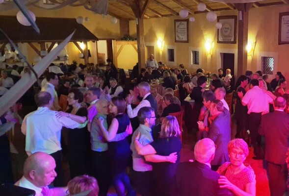 X-Large die Hochzeitsmusik und Hochzeitsband aus Oberösterreich spielt zahlreiche Bälle, Hochzeiten, Firmenevents, Galas, Silvestergala auch in OÖ, Innviertel, Hausruckviertel, Salzkammergut, Linz, Leonding, Steyr, Wilhering, Rohrbach, Eferding, Grieskirchen, Attersee, Oberösterreich, Mühlviertel, Niederösterreich, Salzburg, Bayern, Passau und Tirol. Ab sofort gibt es eine Fotobox