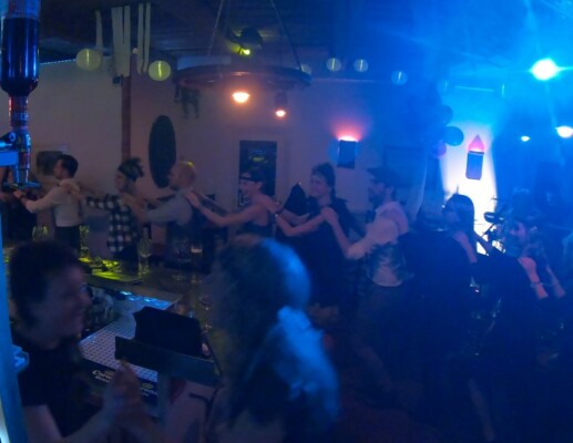 X-Large die Hochzeitsmusik und Hochzeitsband aus Oberösterreich spielt zahlreiche Bälle, Hochzeiten, Firmenevents, Galas, Silvestergala auch in OÖ, Innviertel, Hausruckviertel, Salzkammergut, Linz, Leonding, Steyr, Wilhering, Rohrbach, Eferding, Grieskirchen, Attersee, Oberösterreich, Mühlviertel, Niederösterreich, Salzburg, Bayern, Passau und Tirol. Ab sofort gibt es eine Fotobox