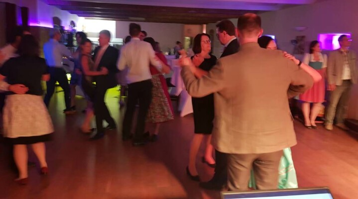 X-Large die Hochzeitsmusik und Hochzeitsband aus Oberösterreich spielt zahlreiche Bälle, Hochzeiten, Firmenevents, Galas, Silvestergala auch in OÖ, Innviertel, Oberösterreich, Mühlviertel, Hausruckviertel, Salzkammergut, Niederösterreich, Salzburg, Bayern, Passau und Tirol. Ab sofort gibt es eine Fotobox.