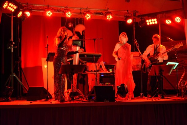 X-Large die Hochzeitsmusik und Hochzeitsband aus Oberösterreich spielt zahlreiche Bälle, Hochzeiten, Firmenevents, Galas, Silvestergala auch in OÖ, Hausruckviertel, Salzkammergut, Oberösterreich, Mühlviertel, Niederösterreich, Salzburg, Bayern, Niederbayern, Passau und Tirol