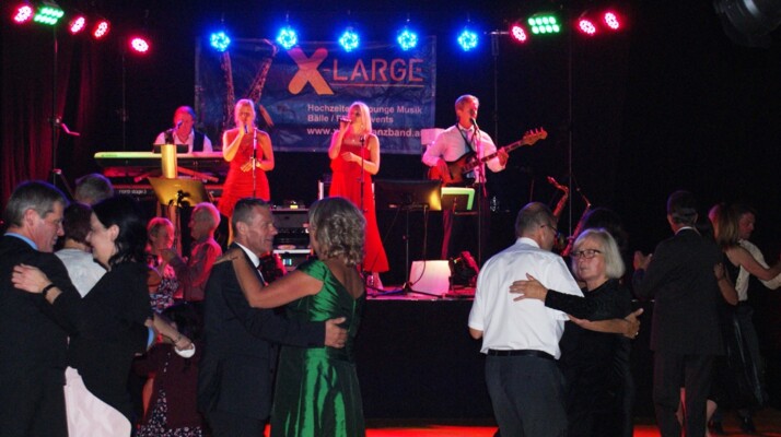 X-Large die Hochzeitsmusik und Hochzeitsband aus Oberösterreich spielt zahlreiche Bälle, Hochzeiten, Firmenevents, Galas, Silvestergala auch in OÖ, Innviertel, Hausruckviertel, Salzkammergut, Linz, Leonding, Steyr, Wilhering, Rohrbach, Eferding, Grieskirchen, Attersee, Oberösterreich, Mühlviertel, Niederösterreich, Salzburg, Bayern, Passau und Tirol. Ab sofort gibt es eine Fotobox.