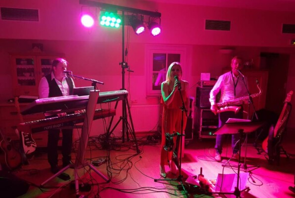 X-Large die Hochzeitsmusik und Hochzeitsband aus Oberösterreich spielt zahlreiche Bälle, Hochzeiten, Firmenevents, Galas, Silvestergala auch in OÖ, Innviertel, Oberösterreich, Mühlviertel, Hausruckviertel, Salzkammergut, Niederösterreich, Salzburg, Bayern, Passau und Tirol. Ab sofort gibt es eine Fotobox.