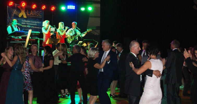 X-Large die Hochzeitsmusik und Hochzeitsband aus Oberösterreich spielt zahlreiche Bälle, Hochzeiten, Firmenevents, Galas, Silvestergala auch in OÖ, Innviertel, Hausruckviertel, Salzkammergut, Linz, Leonding, Steyr, Wilhering, Rohrbach, Eferding, Grieskirchen, Attersee, Oberösterreich, Mühlviertel, Niederösterreich, Salzburg, Bayern, Passau und Tirol. Ab sofort gibt es eine Fotobox.