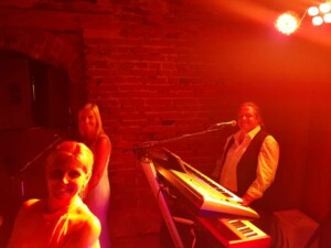 X-Large die Hochzeitsmusik und Hochzeitsband aus Oberösterreich spielt zahlreiche Bälle, Hochzeiten, Firmenevents, Galas, Silvestergala auch in OÖ, Innviertel, Oberösterreich, Mühlviertel, Hausruckviertel, Salzkammergut, Niederösterreich, Salzburg, Bayern, Passau und Tirol. Ab sofort gibt es eine Fotobox.