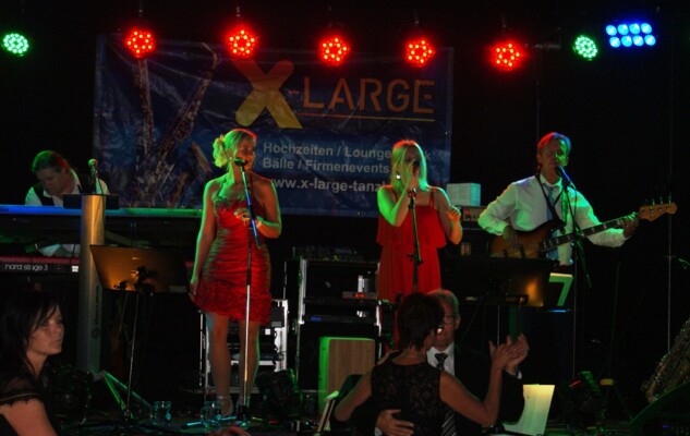X-Large die Hochzeitsmusik und Hochzeitsband aus Oberösterreich spielt zahlreiche Bälle, Hochzeiten, Firmenevents, Galas, Silvestergala auch in OÖ, Innviertel, Hausruckviertel, Salzkammergut, Linz, Leonding, Steyr, Wilhering, Rohrbach, Eferding, Grieskirchen, Attersee, Oberösterreich, Mühlviertel, Niederösterreich, Salzburg, Bayern, Passau und Tirol. Ab sofort gibt es eine Fotobox.