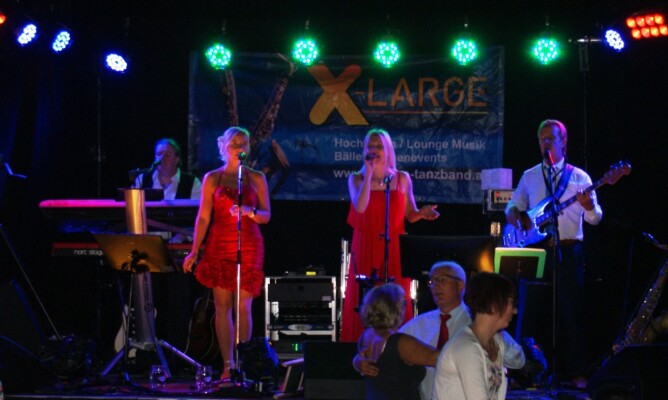 X-Large die Hochzeitsmusik und Hochzeitsband aus Oberösterreich spielt zahlreiche Bälle, Hochzeiten, Firmenevents, Galas, Silvestergala auch in OÖ, Innviertel, Hausruckviertel, Salzkammergut, Linz, Leonding, Steyr, Wilhering, Rohrbach, Eferding, Grieskirchen, Attersee, Oberösterreich, Mühlviertel, Niederösterreich, Salzburg, Bayern, Passau und Tirol. Ab sofort gibt es eine Fotobox.