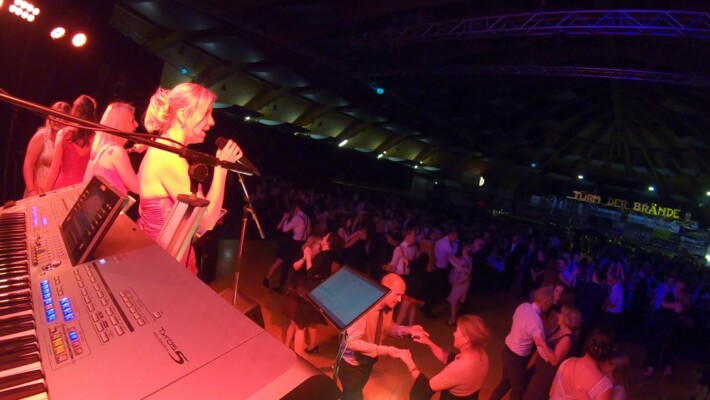 X-Large die Hochzeitsmusik und Hochzeitsband aus Oberösterreich spielt zahlreiche Bälle, Hochzeiten, Firmenevents, Galas, Silvestergala auch in OÖ, Innviertel, Hausruckviertel, Salzkammergut, Linz, Leonding, Steyr, Wilhering, Rohrbach, Eferding, Grieskirchen, Attersee, Oberösterreich, Mühlviertel, Niederösterreich, Salzburg, Bayern, Passau und Tirol. Ab sofort gibt es eine Fotobox.