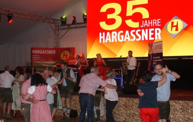 X-Large die Hochzeitsmusik und Hochzeitsband aus Oberösterreich spielt zahlreiche Bälle, Hochzeiten, Firmenevents, Galas, Silvestergala auch in OÖ, Hausruckviertel, Salzkammergut, Oberösterreich, Mühlviertel, Niederösterreich, Salzburg, Bayern, Passau und Tirol